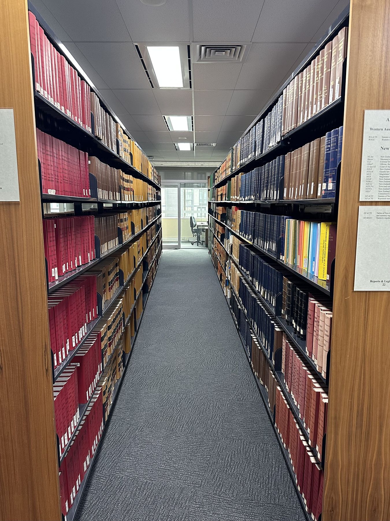 Regały z tomami orzecznictwa w bibliotece prawniczej